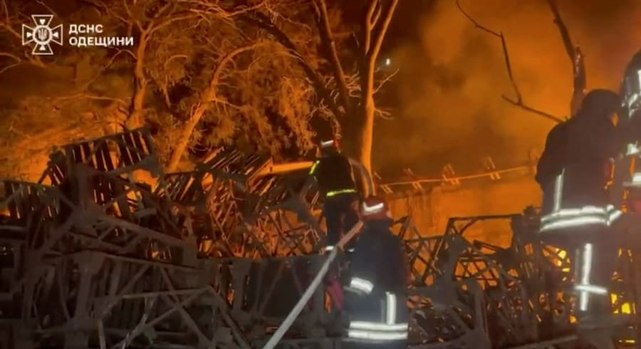 I vigili del fuoco intervengono dopo un attacco russo in una località nella regione di Odessa, Ucraina. (via REUTERS)
