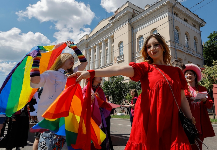 Gli ucraini sventolano le bandiere della comunità LGBTIQ+ durante la marcia annuale del KyivPride, a Kiev, in Ucraina, il 21 giugno 2026, nel pieno dell’invasione russa. Organizzata all’insegna dello slogan «Le nostre famiglie fanno parte dell’Ucraina», la marcia ha visto un’ampia partecipazione di cittadini LGBTQ+, personale militare, veterani, gruppi della società civile e sostenitori provenienti da tutta l’Ucraina. (EPA)