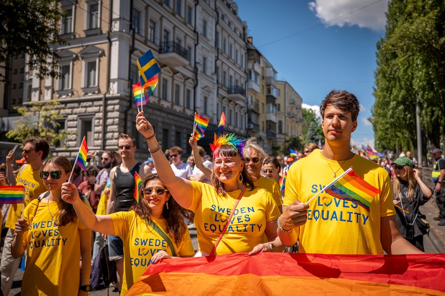 I partecipanti, che indossano magliette gialle uguali con lo slogan “La Svezia ama l’uguaglianza”, sfilano con bandiere arcobaleno durante l’annuale “KyivPride”, la Marcia per l’uguaglianza, a Kiev, in Ucraina, domenica 21 giugno 2026. (APN)