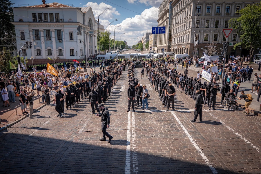 I rappresentanti delle organizzazioni di destra si sono schierati lungo la strada durante una manifestazione di protesta contro l'annuale "KyivPride", la Marcia per l'uguaglianza, tenutasi a Kiev, in Ucraina, domenica 21 giugno 2026. (APN)