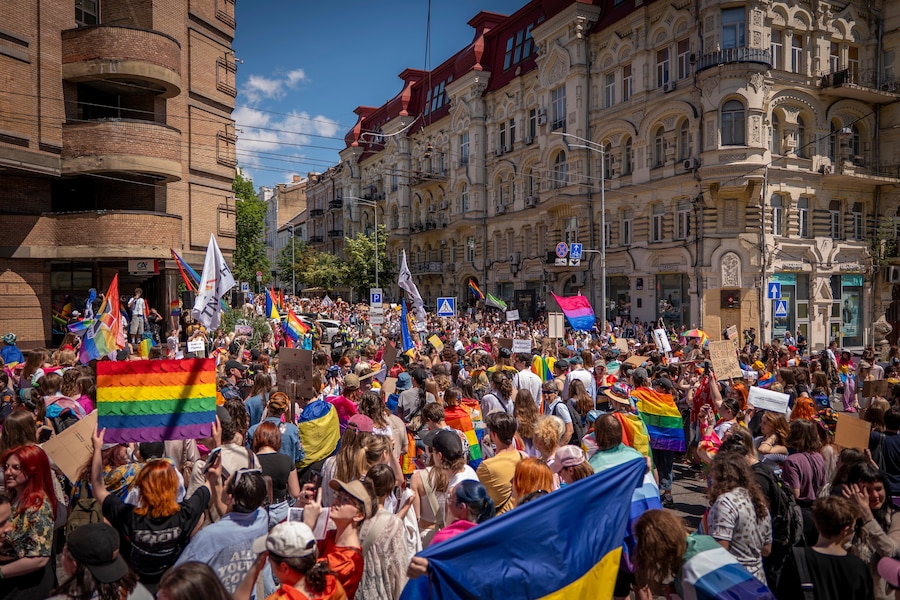 Le bandiere arcobaleno e ucraine sventolate dai manifestanti che affollano la via principale durante l'annuale Marcia per l'uguaglianza "KyivPride" a Kiev, in Ucraina, domenica 21 giugno 2026. (APN)