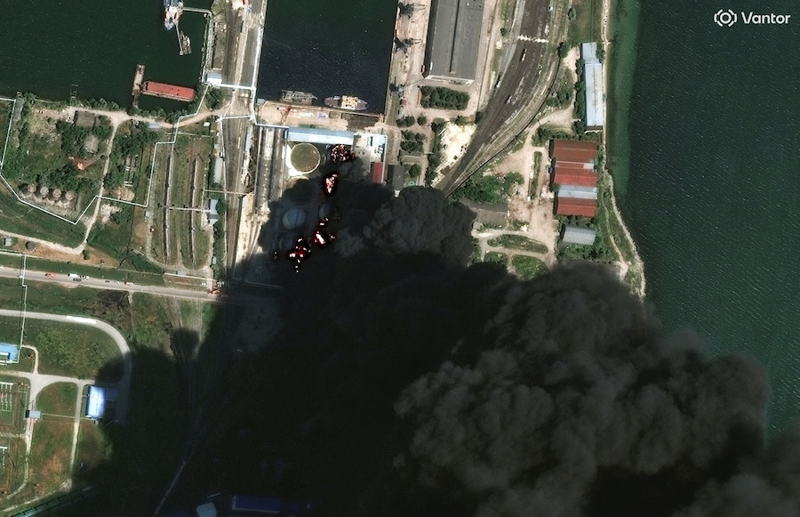Un'immagine satellitare mostra fiamme e fumo che si levano dai serbatoi di petrolio, in seguito a quello che il presidente ucraino Volodymyr Zelenskiy ha definito un attacco a un deposito petrolifero nella città di Kerch, in Crimea. (Vantor/Handout via REUTERS)