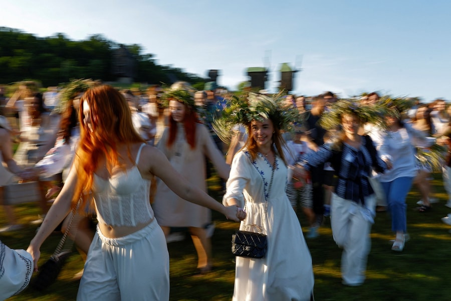 Alcune persone ballano attorno a un falò durante i festeggiamenti per la festa di Ivana Kupala, un’antica tradizione che affonda le sue radici nell’epoca pagana, mentre la Russia continua l’attacco contro l’Ucraina, presso il Museo Nazionale di Architettura Popolare e Vita Quotidiana dell’Ucraina, a Kiev. (REUTERS/Valentyn Ogirenko)