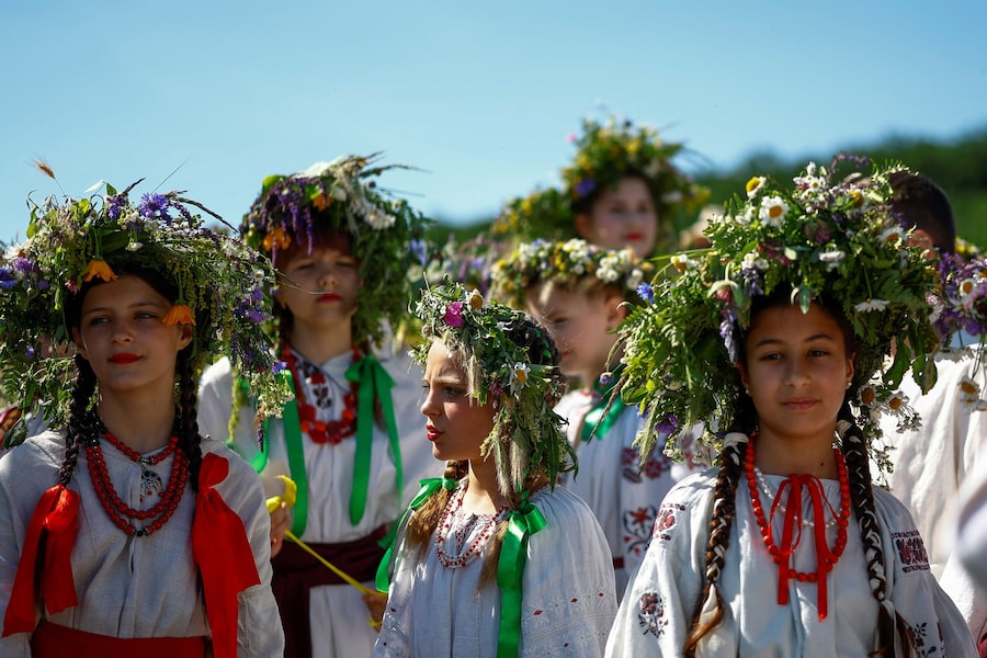 Adolescenti in abiti tradizionali si preparano a cantare una canzone popolare durante i festeggiamenti per la festa di Ivana Kupala, un’antica tradizione che affonda le sue radici nell’epoca pagana, mentre la Russia attacca l’Ucraina, presso il Museo Nazionale di Architettura e Vita Popolare dell’Ucraina, a Kiev. (REUTERS/Valentyn Ogirenko)