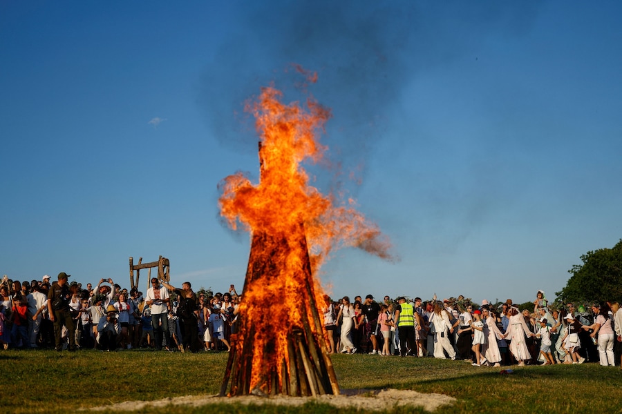 La gente si riunisce per ballare attorno a un falò durante i festeggiamenti per la festa di Ivana Kupala, un’antica tradizione che affonda le sue radici nell’epoca pagana, mentre la Russia continua ad attaccare l’Ucraina, presso il Museo Nazionale di Architettura Popolare e Vita Quotidiana dell’Ucraina, a Kiev. (REUTERS/Valentyn Ogirenko)