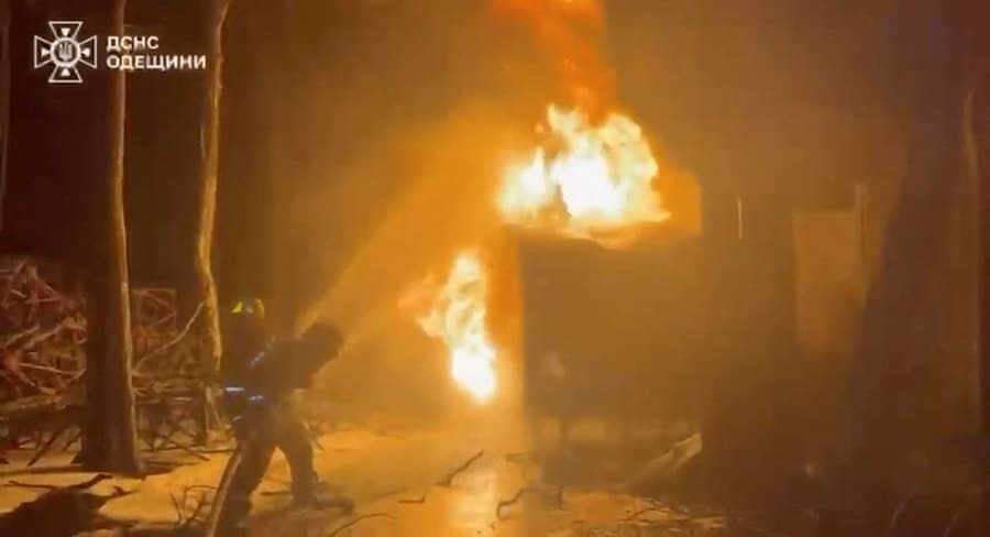 Un vigile del fuoco cerca di spegnere un incendio dopo un attacco russo, nel contesto dell’offensiva russa contro l’Ucraina, in una località indicata come regione di Odessa. (Servizio statale di emergenza dell’Ucraina nella regione di Odessa/Immagine fornita tramite REUTERS)