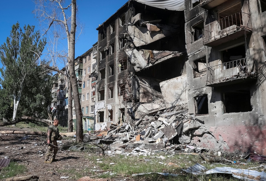 Un membro dell’unità “White Angel” della polizia ucraina, incaricata di evacuare la popolazione dalle città e dai villaggi in prima linea, controlla se ci siano ancora residenti in una zona, mentre la Russia attacca l’Ucraina, nella città di Druzhkivka, in prima linea, nella regione di Donetsk. (REUTERS/Anatolii Stepanov)