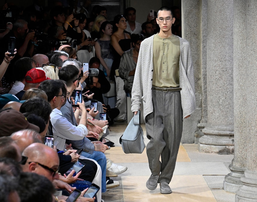 Giorgio Armani, la collezione per la PE 2027. (ANSA)