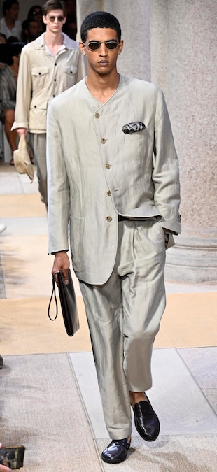 Giorgio Armani, la collezione per la PE 2027. (ANSA)