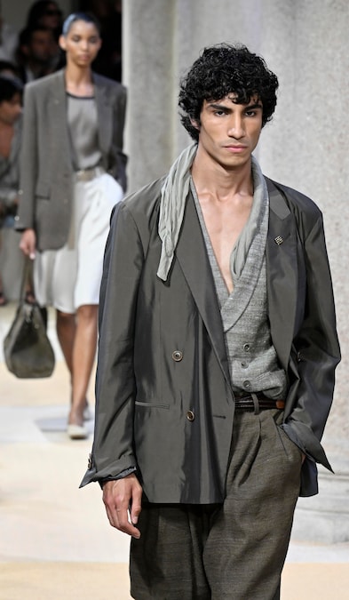 Giorgio Armani, la collezione per la PE 2027. (ANSA)