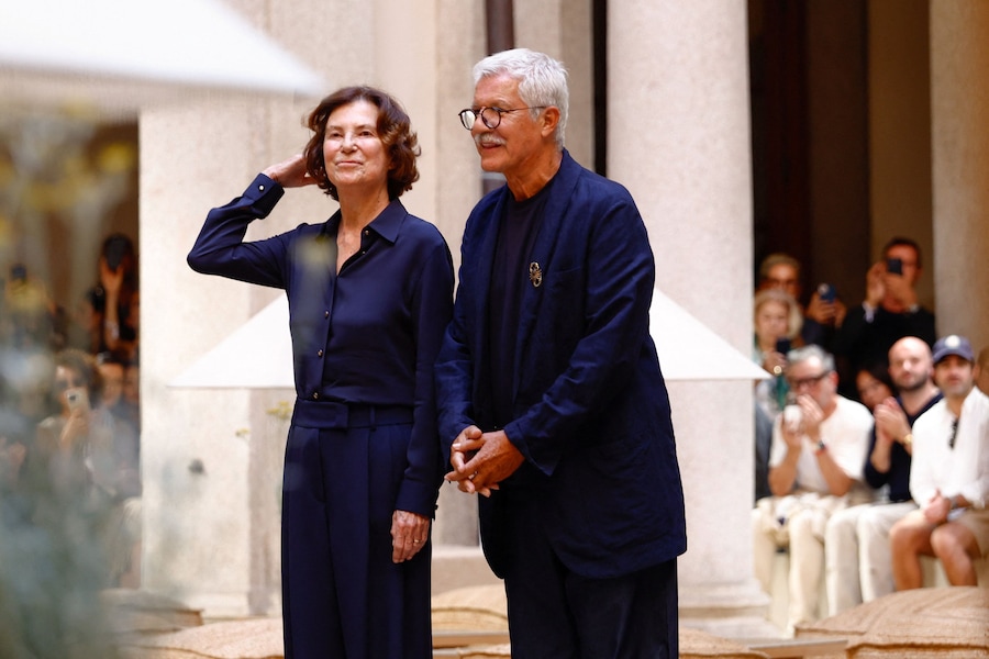 Silvana Armani e Leo Dell'Orco partecipano alla sfilata della collezione uomo Primavera/Estate 2027 di Giorgio Armani a Milano, in Italia, il 22 giugno 2026. (REUTERS)