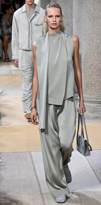 Giorgio Armani, la collezione per la PE 2027. (ANSA)