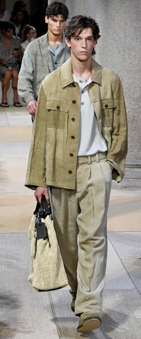 Giorgio Armani, la collezione per la PE 2027. (ANSA)