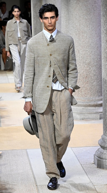 Giorgio Armani, la collezione per la PE 2027. (ANSA)