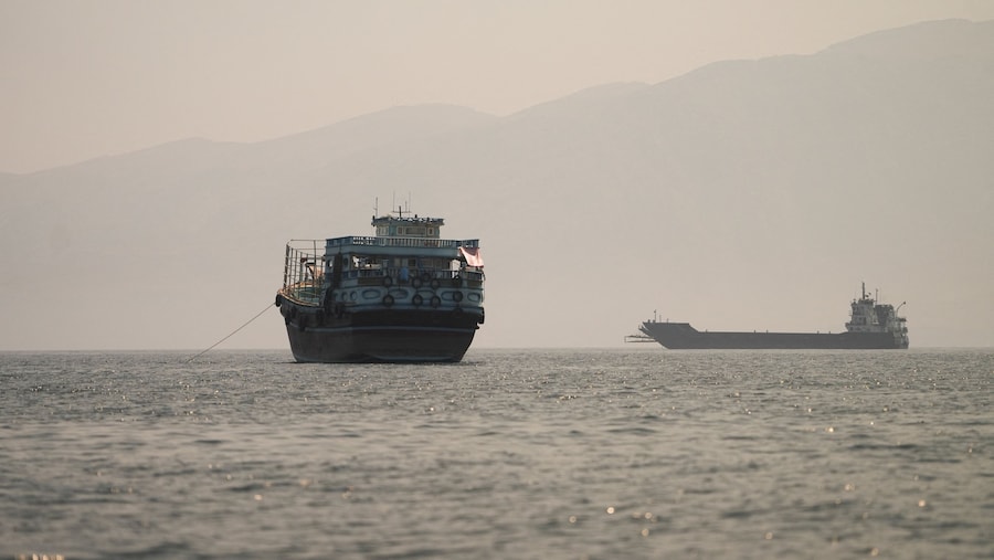 Navi nello Stretto di Hormuz, viste da Musandam, Oman, il 22 giugno 2026. (REUTERS)