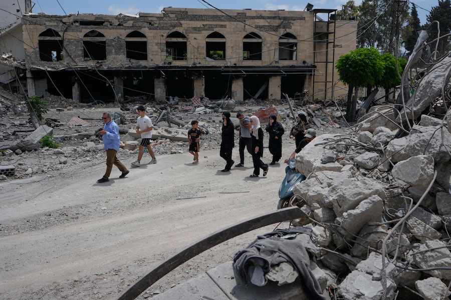 Alcuni abitanti ispezionano la propria casa distrutta dopo il cessate il fuoco tra Israele e Hezbollah nella città di Nabatiyeh, nel Libano meridionale. (APN)