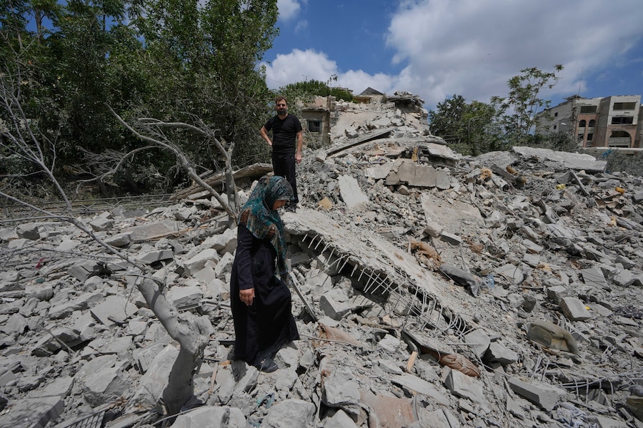 Alcuni abitanti ispezionano la propria casa distrutta dopo il cessate il fuoco tra Israele e Hezbollah nella città di Nabatiyeh, nel Libano meridionale. (APN)