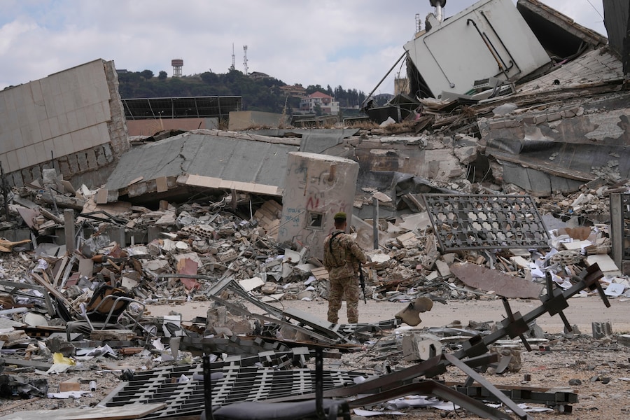 Un soldato libanese davanti a una filiale distrutta della Banca Centrale Libanese nella città di Nabatiyeh, nel sud del Libano. (APN)