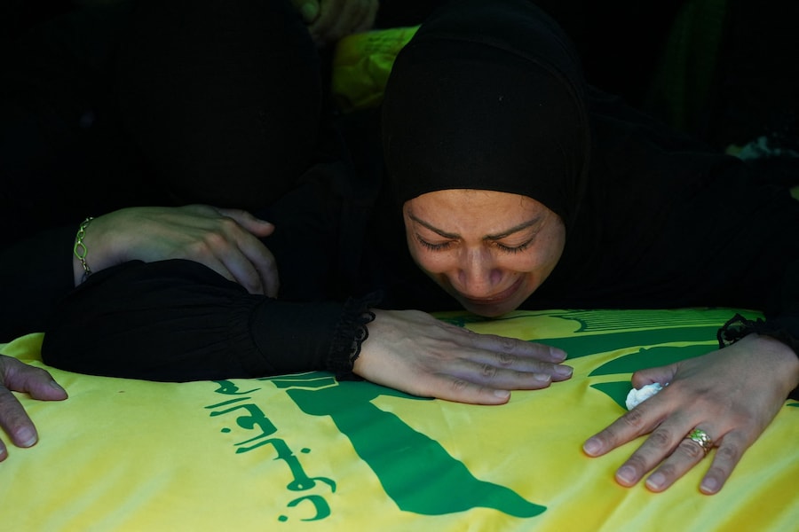 Una persona in lutto piange durante il funerale di due combattenti di Hezbollah, uccisi prima dell’accordo provvisorio tra Stati Uniti e Iran, a Nabatieh, in Libano (REUTERS)
