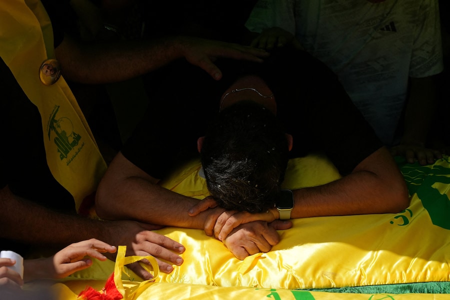 Un partecipante al funerale di due combattenti di Hezbollah, uccisi prima dell’accordo provvisorio tra Stati Uniti e Iran, a Nabatieh, in Libano (REUTERS)