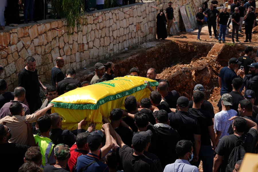 I partecipanti al funerale di due combattenti di Hezbollah, uccisi prima dell’accordo provvisorio tra Stati Uniti e Iran, a Nabatieh, in Libano (REUTERS)