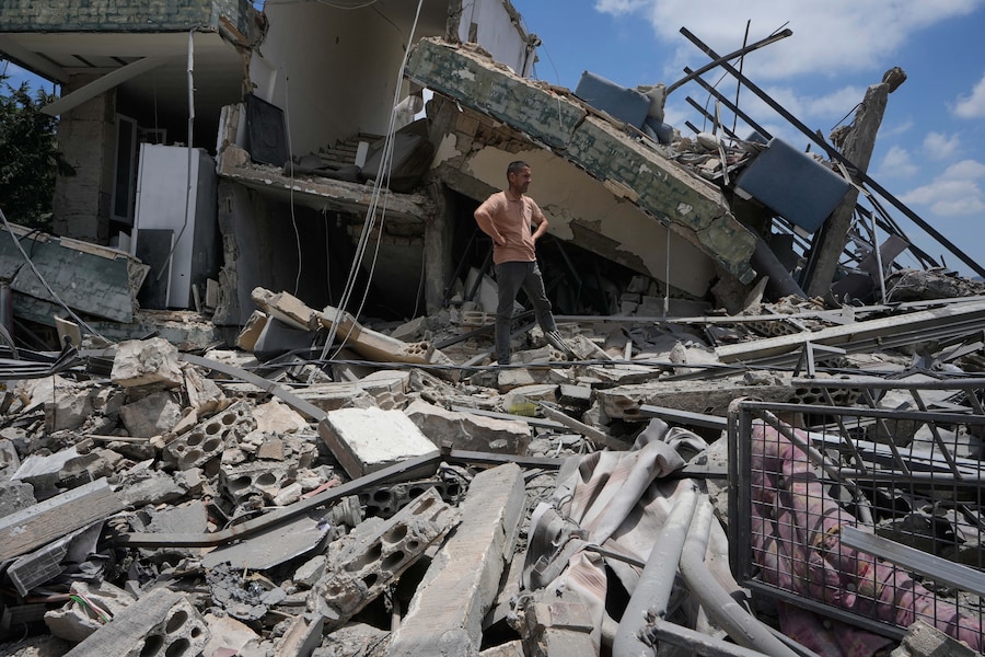 Un uomo si trova in piedi sulle macerie della sua casa distrutta dopo il cessate il fuoco tra Israele e Hezbollah nel villaggio di Maifadoun, nel Libano meridionale (APN)