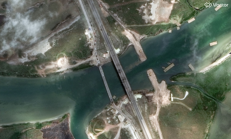 Un’immagine satellitare mostra il ponte di Henichesk danneggiato e i nuovi ponti alternativi, nel contesto del conflitto tra Russia e Ucraina, Crimea (via REUTERS)