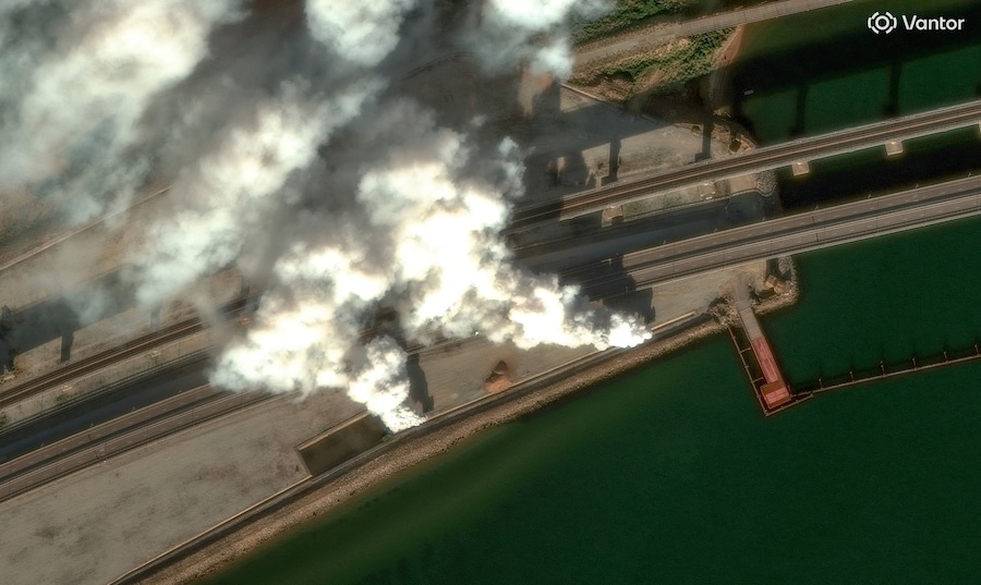Un’immagine satellitare mostra del fumo che si alza dal ponte di Crimea (via REUTERS)
