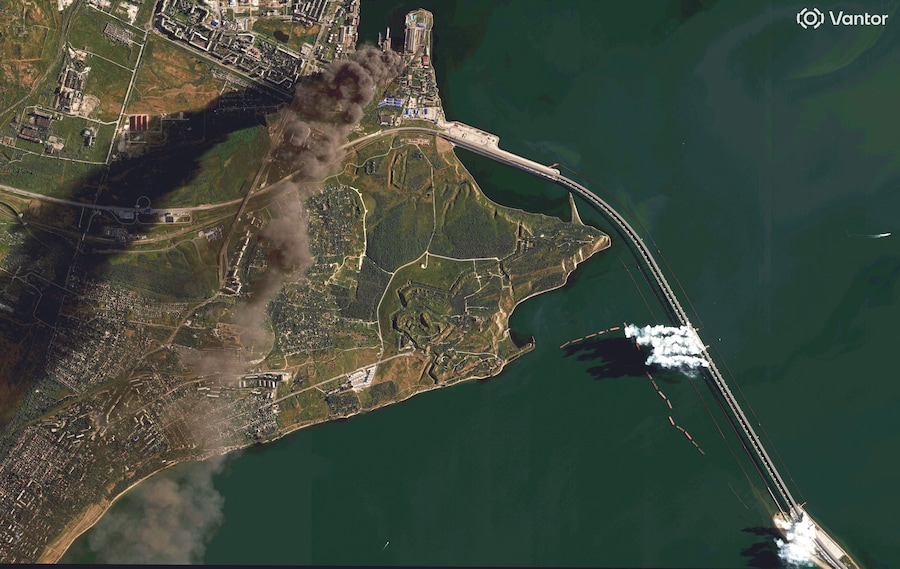 Un’immagine satellitare mostra serbatoi di petrolio in fiamme e fumo che si alza dal ponte di Crimea (via REUTERS)
