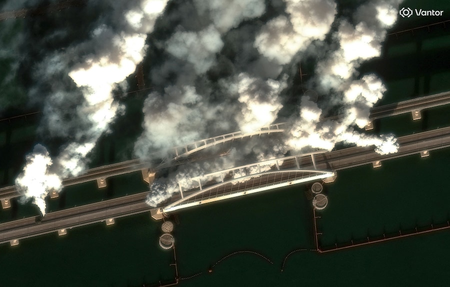 Un’immagine satellitare mostra del fumo che si alza dal ponte di Crimea (via REUTERS)