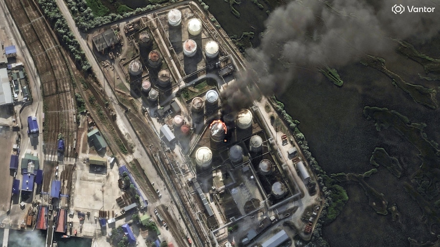 Un’immagine satellitare mostra il fumo che si alza da un incendio in un deposito di petrolio nel porto di Kavkaz, in Russia (via REUTERS)