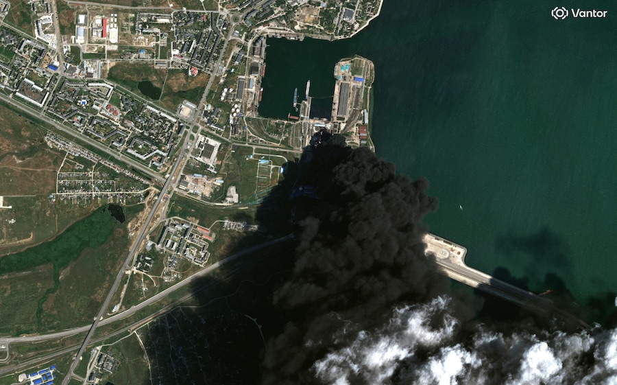 Un’immagine satellitare mostra serbatoi di stoccaggio in fiamme e un denso fumo dopo un attacco a Kerch, in Crimea (via REUTERS)