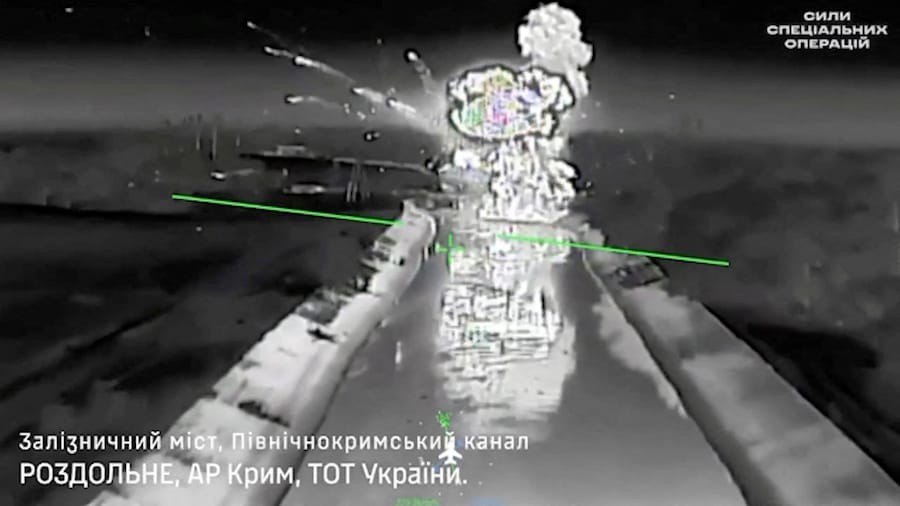 Un filmato ripreso da un drone mostra fuoco e fumo che si alzano da un ponte, che secondo l’esercito ucraino sarebbe stato distrutto da loro, vicino a Rozdolne, in Crimea (via REUTERS)
