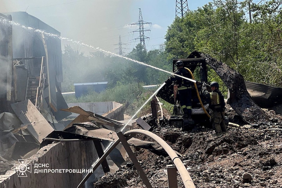 Un vigile del fuoco lavora sul luogo di un attacco missilistico russo, durante l’attacco russo all’Ucraina, a Kryvyi Rih, nella regione di Dnipropetrovsk, in Ucraina (via REUTERS)