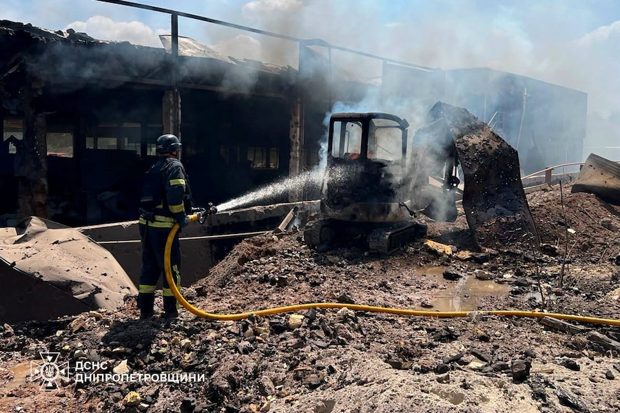 Un vigile del fuoco lavora sul luogo di un attacco missilistico russo a Kryvyi Rih, nella regione di Dnipropetrovsk, in Ucraina (via REUTERS)