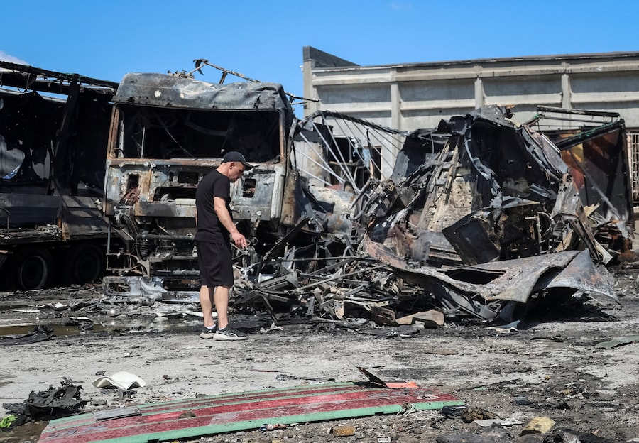 Un residente ispeziona il luogo di un attacco di droni russi a Zaporizhzhia, Ucraina (REUTERS)