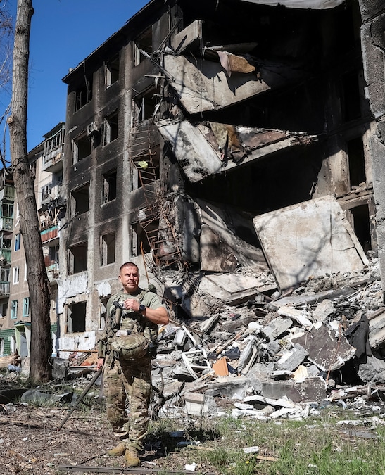 Un membro dell’unità “Angelo Bianco” della polizia ucraina, incaricata dell’evacuazione delle persone dalle città e dai villaggi in prima linea, controlla un’area alla ricerca di residenti nella città di Druzhkivka, nella regione di Donetsk, Ucraina (REUTERS)