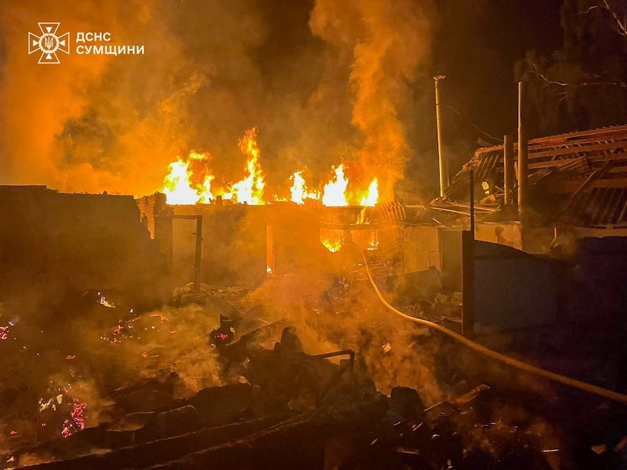 Un vigile del fuoco lavora sul luogo di un attacco di droni russi nella regione di Sumy, Ucraina (via REUTERS)