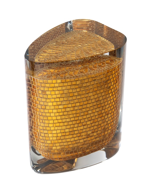 Tavolino in eps rivestito in mosaico artistico Soleil, incapsulato da resina trasparente, SICIS (16.100 €).