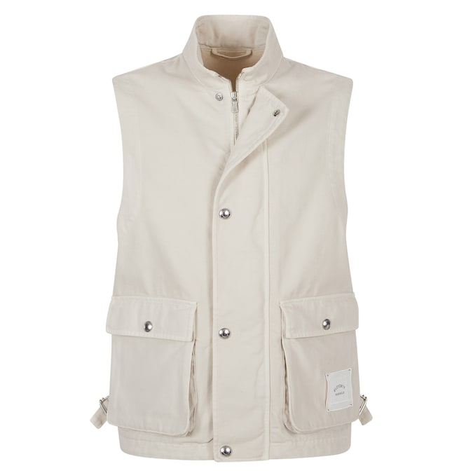 Gilet in cotone tinto con alamari sui fianchi e passanti in metallo, ELEVENTY (630 €).