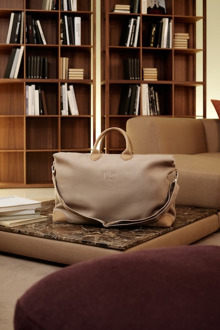 Borsone da viaggio Harvard Large in tessuto di puro lino italiano, MY STYLE BAGS x SESIA & CO. (440 €, personalizzabile con cifre).