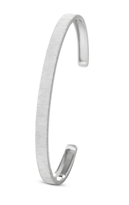 Bracciale rigido a fascia Macri in oro bianco, collezione uomo, BUCCELLATI (5.400 €).