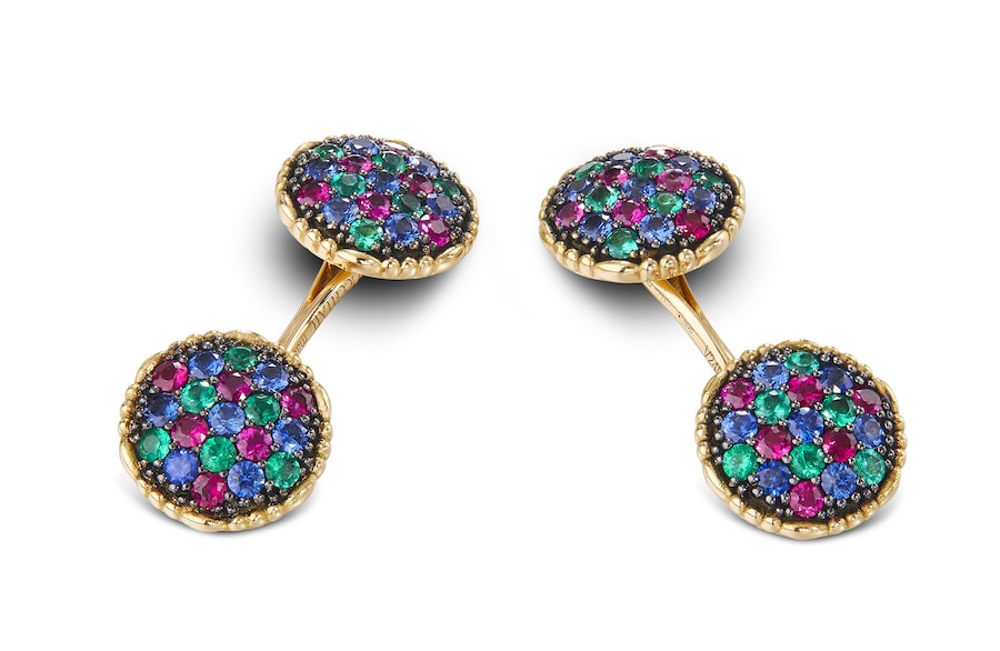 Gemelli in oro con pavé di zaffiri, smeraldi e rubini, collezione Muse, BUCCELLATI (9.800 €).