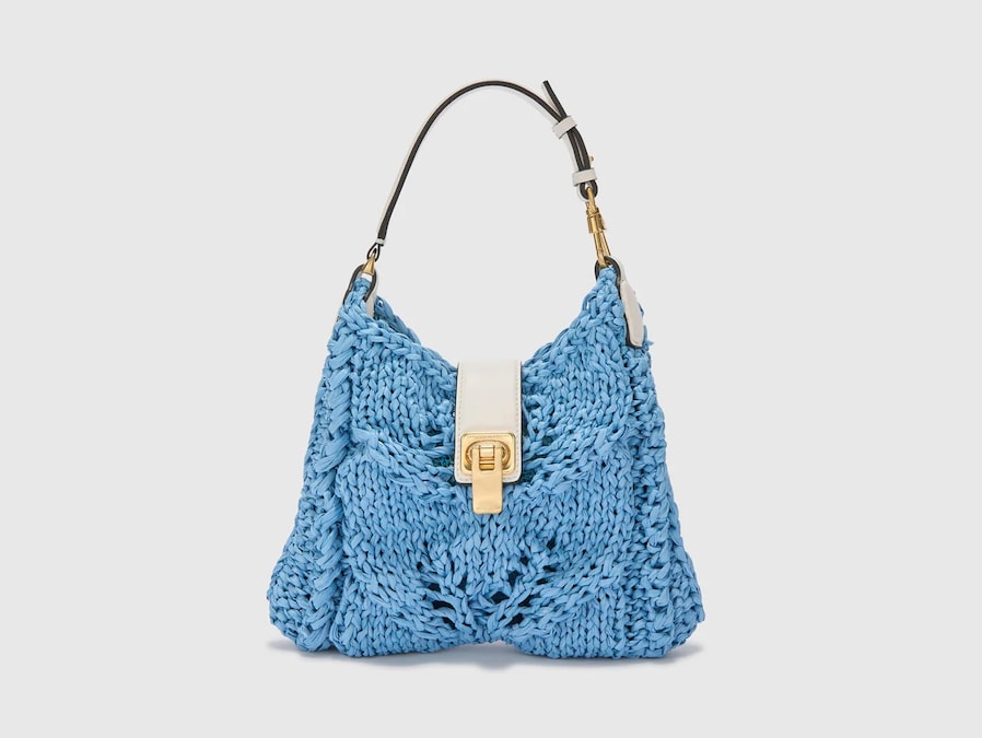 Borsa realizzata a mano con filato di rafia, tracolla e chiusura in pelle, ERMANNO SCERVINO (1.450 €).