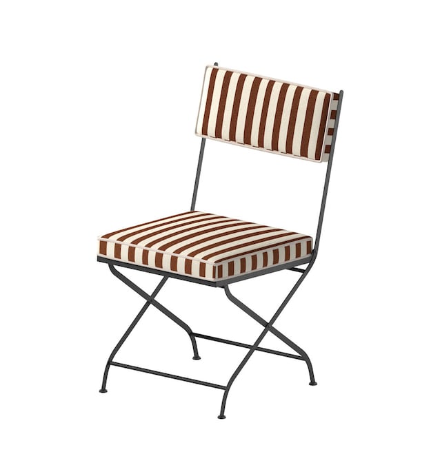 Sedia pieghevole Igea in metallo, con cuscino a righe, design Matteo Thun e Benedetto Fasciana, UNOPIÙ (634,50 €).