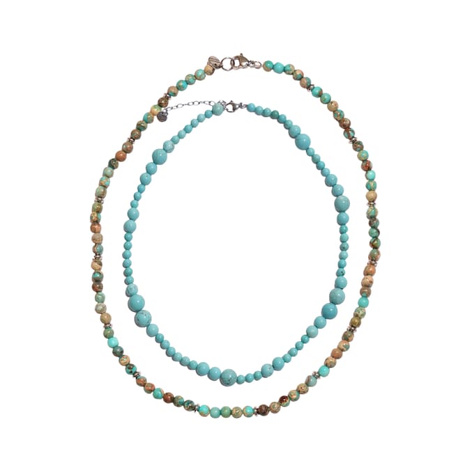 Dall’esterno, collana in diaspro imperiale con intermezzi in acciaio (56 €) e in aulite turchese con boules a differenti misure (60 €), COLLANINE COLORATE.