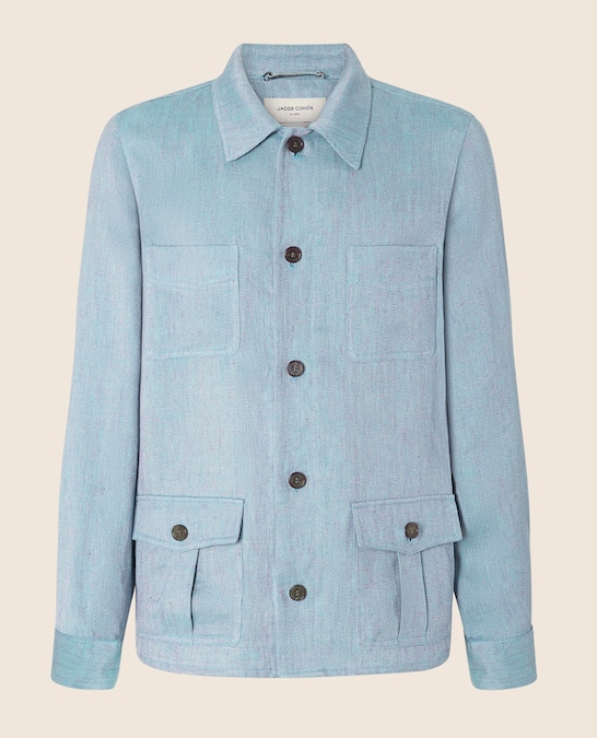 Overshirt in lino leggero e cangiante, collezione Resort, JACOB COHËN (810 €).