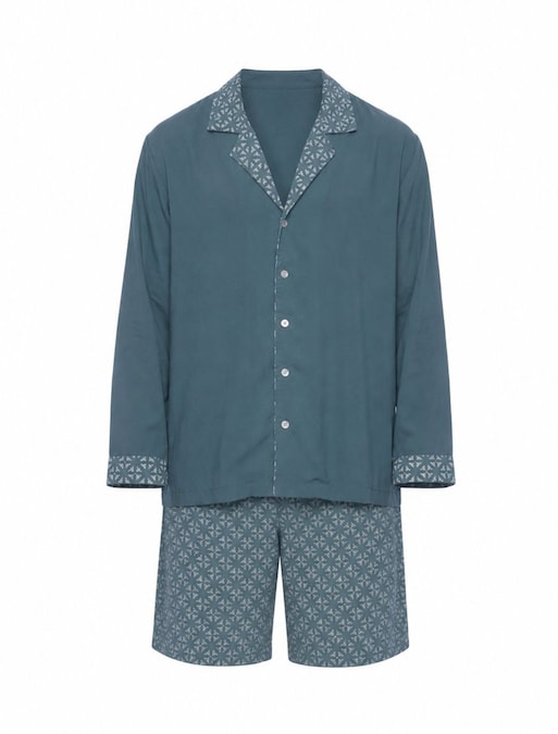 Pigiama della collezione sleepwear dell’hotel The Place Firenze in collaborazione con Flora Lastraioli (da 200 €).