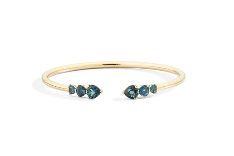 Bracciale rigido aperto in oro giallo con topazi Blu London e taglio a cuore, RECARLO (5.450 €).