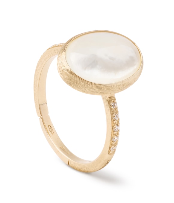 Anello in oro giallo e diamanti con madreperla centrale, MARCO BICEGO (2.150 €).